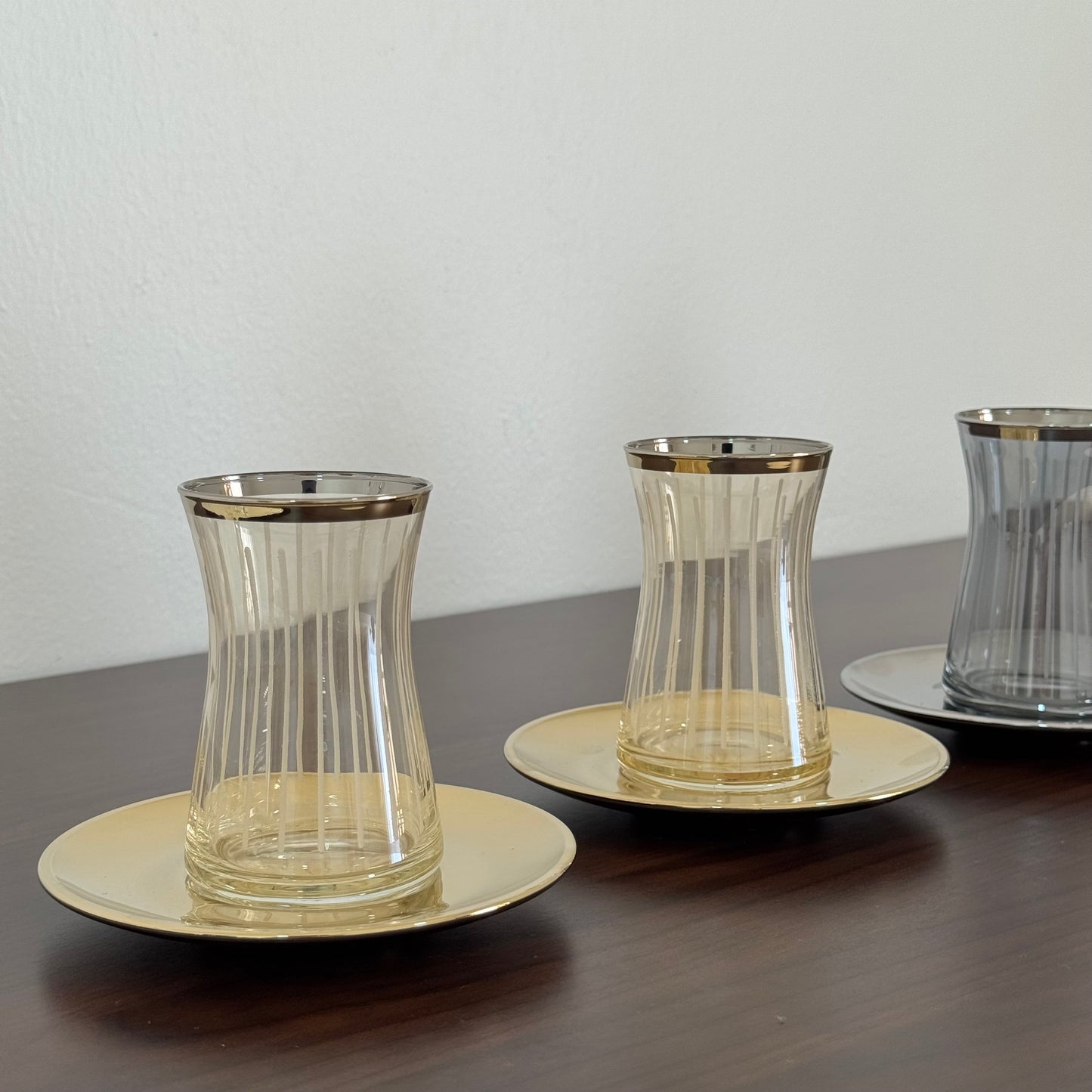 6 tea cups with saucers