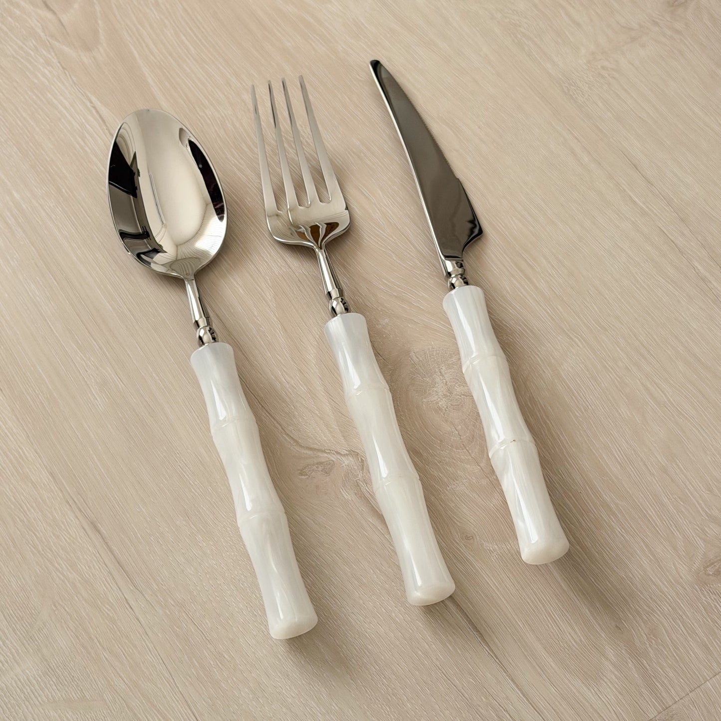 White-handled cutlery set